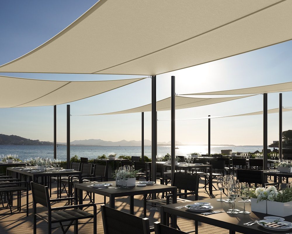 Terrasse de restaurant avec des volies d'ombrages en Soltis 92